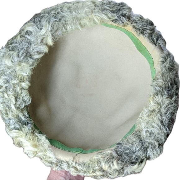 Vintage fur trimmed cap hat beige and gray with Schuster's hat box - Picture 6 of 10